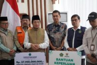 1766077595111-kemenag-ri-menyerahkan-bantuan-untuk-korban-banjir-di-aceh-dok-kemenag-ri-1766068664850_169