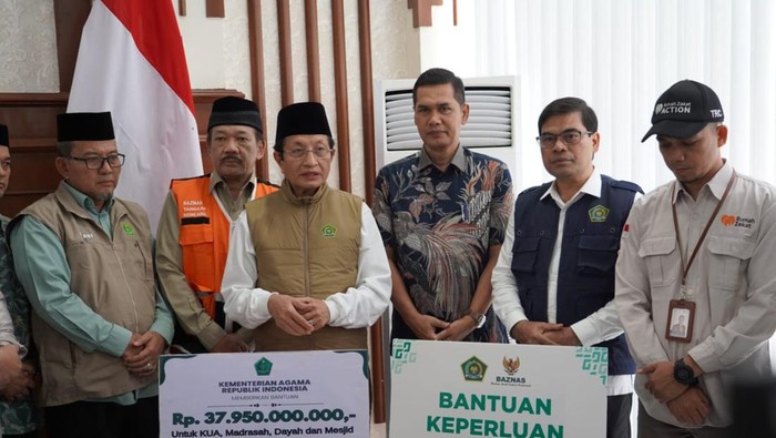 1766077595111-kemenag-ri-menyerahkan-bantuan-untuk-korban-banjir-di-aceh-dok-kemenag-ri-1766068664850_169
