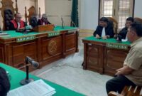 1766077595765-foto-eks-kadishub-siantar-saat-mengikuti-sidang-vonis-di-pengadilan-negeri-pn-medan-kamis18122025-juita-sinuhajidetiksumut-1766060671963_169