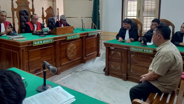 1766077595765-foto-eks-kadishub-siantar-saat-mengikuti-sidang-vonis-di-pengadilan-negeri-pn-medan-kamis18122025-juita-sinuhajidetiksumut-1766060671963_169
