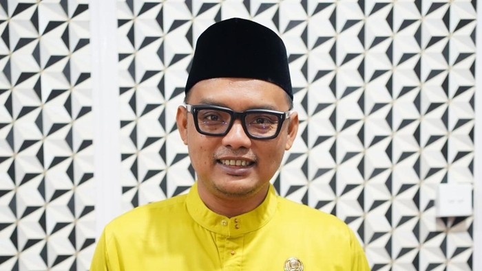 1766077597450-plt-kepala-dinas-kominfotik-provinsi-riau-teza-darsa-foto-pemrov-riau-1766064372256_169