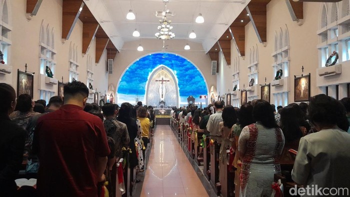 1766099099258-suasana-misa-hari-natal-2024-di-gereja-katedral-medan-foto-nizar-aldidetiksumut_169