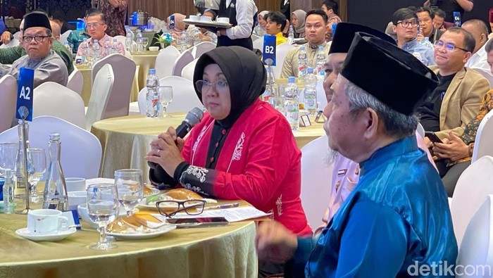 1766163965201-bupati-siak-afni-zulkifli-di-acara-detikcom-regional-summit-riau-di-pekanbaru-foto-muhammad-alfath-isharidetiksumut-1766144824834_169