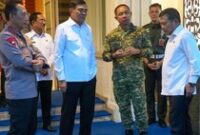 1766207171177-menko-polkam-rakor-bareng-panglima-tni-kapolri-bin-soal-penanganan-bencana-sumatera-1765247433170_43