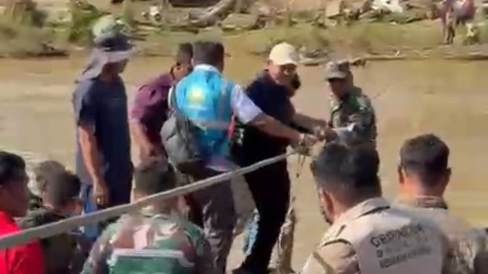 1766336767582-wakil-gubernur-aceh-fadhlullah-dek-fadh-1766325694600_169