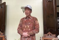 1766574383180-presiden-ke-7-joko-widodo-jokowi-ditemui-di-kediaman-sumber-banjarsari-kamis-6112025-1762411676256_169