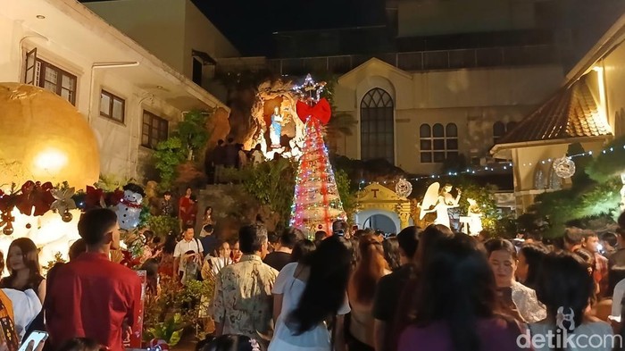 1766617504742-umat-mengantre-berswa-foto-di-pohon-natal-di-gereja-katedral-medan-foto-juita-sinuhajidetiksumut-1766604907340_169