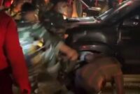 1766768847952-oknum-tni-tendang-warga-saat-razia-bendera-bintang-bulan-di-aceh-utara-foto-tangkapan-layar-video-viral-1766735315990_169