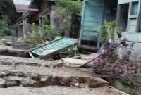 1766855127308-penampakan-rumah-warga-di-desa-tandihat-yang-rusak-akibat-pergerakan-tanah-foto-dok-warga-1766842168697_169