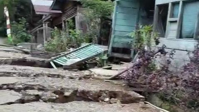 1766855127308-penampakan-rumah-warga-di-desa-tandihat-yang-rusak-akibat-pergerakan-tanah-foto-dok-warga-1766842168697_169