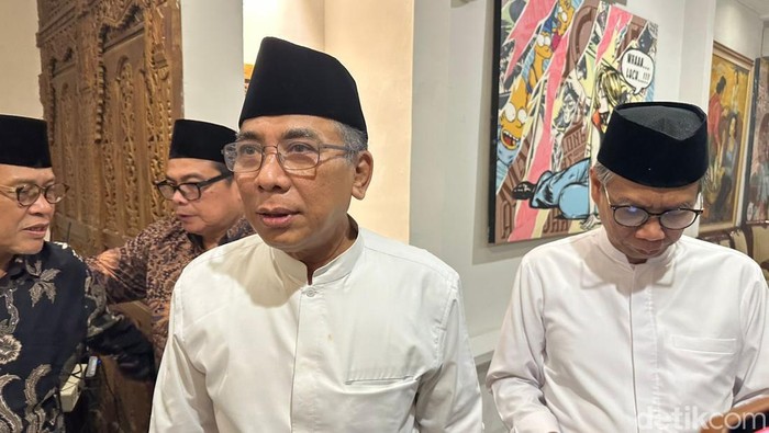 1766941535957-gus-yahya-usai-pertemuan-di-ponpes-yang-dipimpin-rais-aam-pbnu-di-surabaya-1766921389428_169