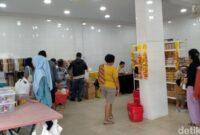 1767027962148-toko-kue-kering-di-kota-binjai-ramai-didatangi-pembeli-laila-syakiradetikcom-1766998980526_169