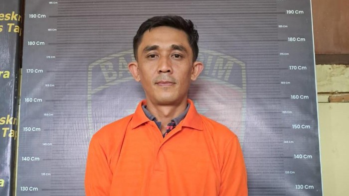 1767092811672-pelaku-bsh-saat-diamankan-di-kantor-polisi-dok-porles-taput_169