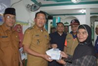 1767114359260-wakil-wali-kota-sibolga-pantas-maruba-saat-membagikan-bantuan-foto-dok-pemkot-sibolga-1767107969350_169