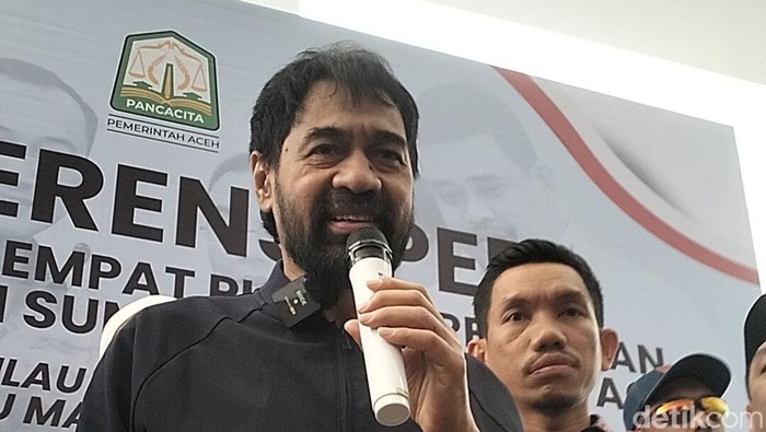 1767114362603-gubernur-aceh-mualem-saat-konferensi-pers-di-bandara-sultan-iskandar-muda-sim-aceh-besar-agus-setyadidetiksumut-1750240985875_169