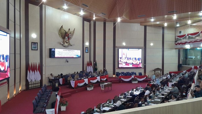 1767114363734-suasana-rapat-paripurna-dprd-medan-terkait-peraturan-daerah-tentang-kawasan-tanpa-rokok-rechtin-hani-ritongadetiksumut-1767098496012_169