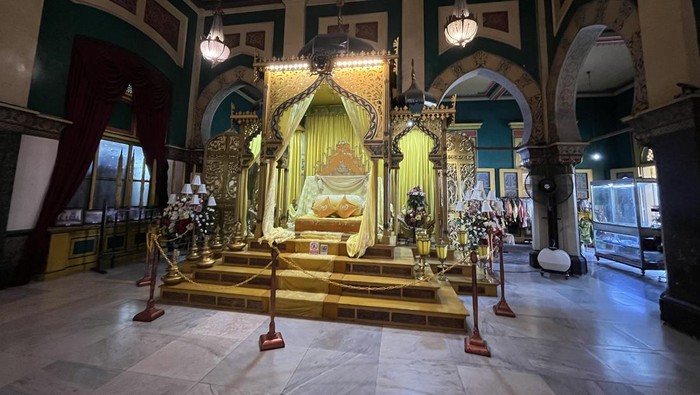 1767416818715-singgasana-di-dalam-istana-maimun-yang-masih-tampak-megah-kartika-saridetiksumut-1753632201827_169