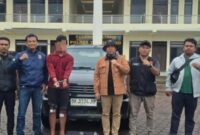 1767459936963-teks-foto-pelaku-baju-merah-saat-diamankan-petugas-kepolisian-foto-dok-polres-tanah-karo-1767446202144_169
