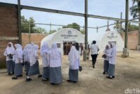 1767589671763-siswa-sma-negeri-12-padang-mulai-bersekolah-usai-bencana-banjir-yang-melanda-jeka-kampaidetiksumut-1767585962364_169