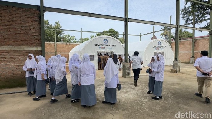 1767589671763-siswa-sma-negeri-12-padang-mulai-bersekolah-usai-bencana-banjir-yang-melanda-jeka-kampaidetiksumut-1767585962364_169