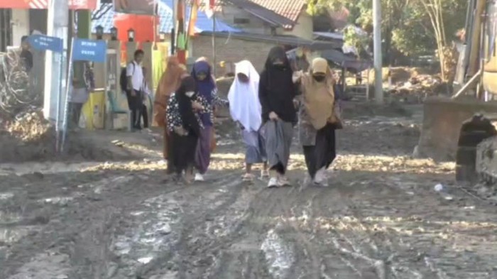 1767611230822-siswa-sma-negeri-2-pidie-jaya-bersekolah-pasca-banjir-foto-istimewa-1767600640756_169