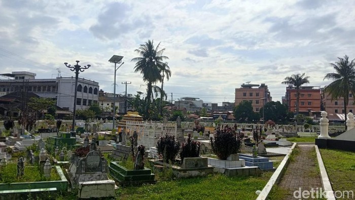 1767676010730-pemakaman-masjid-raya-al-mashun-medan-siti-asyarohdetikcom-1767622887740_169