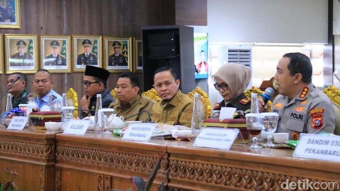 1767697572824-forkopimda-pekanbaru-rapat-bersama-terkait-rencana-akan-dilakukan-penertiban-kabel-fiber-optik-raja-adil-siregardetiksumut-1767683281167_169