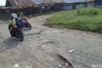 1767719165483-kondisi-jalan-yang-rusak-di-jalan-danau-tempe-binjai-timur-laila-syakiradetikcom-1767716512140_169