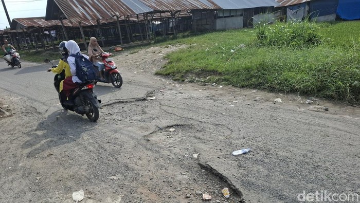 1767719165483-kondisi-jalan-yang-rusak-di-jalan-danau-tempe-binjai-timur-laila-syakiradetikcom-1767716512140_169