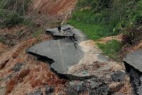 1767719165959-jalan-di-desa-simaninggir-tapanuli-tengah-yang-terputus-akibat-bencana-foto-dok-warga-1767715958045_169