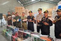 1767762401220-petugas-saat-menunjukkan-barang-bukti-rokok-ilegal-jenis-mancheter-dan-hd-raja-adil-siregardetiksumut-1767761616108_169