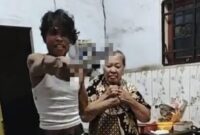 1767762405276-seorang-pria-menyandera-wanita-lansia-dengan-parang-di-kota-pinang-labusel-dok-tangkapan-layar-video-viral-1767754382923_169