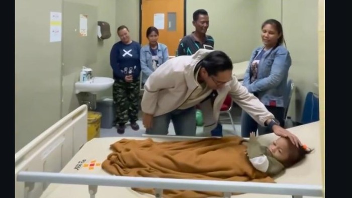 1767783995949-keterangan-foto-wali-kota-medan-rico-waas-menjenguk-balita-berumur-4-tahun-berinisial-as-instagram-rico-waas-1767770390685_169