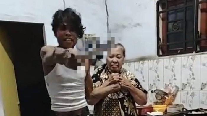 1767784009254-seorang-pria-menyandera-wanita-lansia-dengan-parang-di-kota-pinang-labusel-dok-tangkapan-layar-video-viral-1767754382923_169