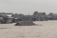 1767978356458-banjir-di-pesisir-tanjabtim-jambi-menyebabkan-satu-rumah-warga-hanyut-1767951058230_43