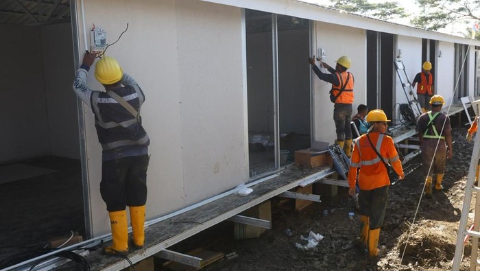 1767978357425-para-petugas-pln-memasang-kwh-meter-di-masing-masing-unit-rumah-hunian-danantara-huntara-aceh-tamiang-saat-ini-seluruh-hunian--1767333287532_169