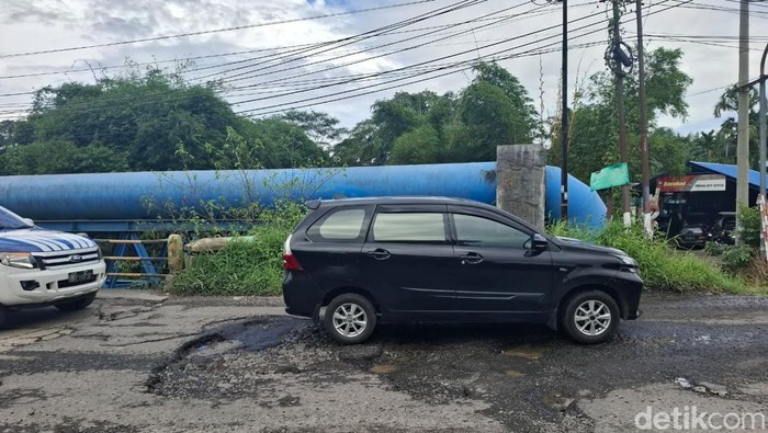 1767978358360-kendaraan-melintas-di-jalan-pangeran-diponegoro-binjai-yang-rusak-parah-laila-syakiradetikcom-1767968979859_169