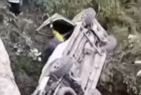 1767978362764-mobil-rombongan-gubernur-kaltim-masuk-parit-di-kutai-kartanegara-1767948037386_43