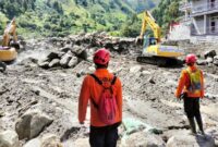 1768064772389-basarnas-saat-melakukan-pencarian-orang-hilang-akibat-banjir-bandang-di-humbahas_169