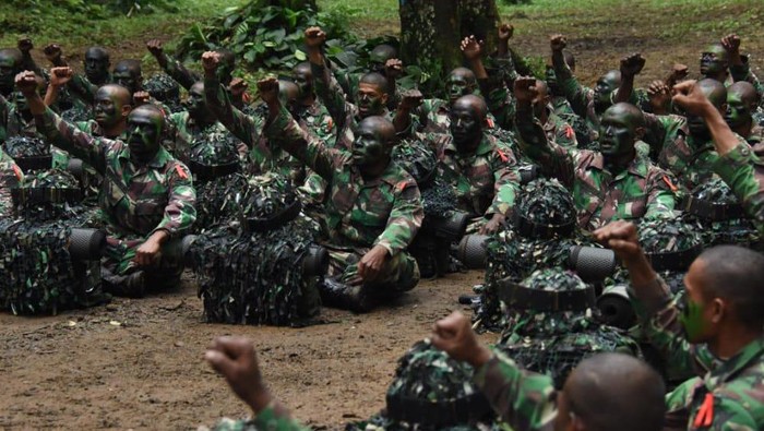 1768107985733-panglima-kodam-xviiikasuari-mayjen-tni-i-nyoman-cantiasa-memberi-arahan-kepada-siswa-pendidikan-kejuruan-bintara-kecabangan-in_169