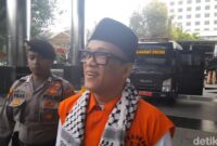 1768302361256-eks-wamenaker-noel-pakai-syal-dan-peci-hitam-jelang-dilimpahkan-ke-jaksa-1766031132917_169