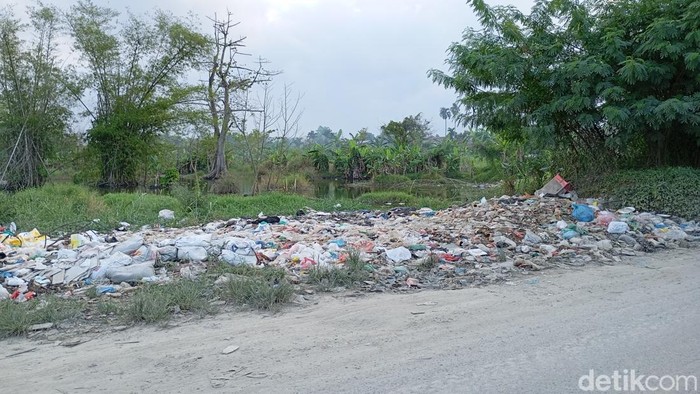 1768410388891-sampah-menumpuk-di-jalan-ismail-harun-kecamatan-percut-sei-tuan-foto-rindi-antika-1768408201098_169