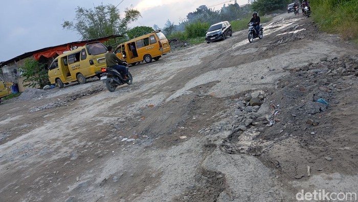 1768453584027-kondisi-jalan-ismail-harun-percut-sei-tua-deli-serdang-yang-rusak-parah-rindidetikcom-1768448463310_169