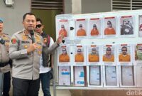 1768496775440-kapolrestabes-medan-kombes-jean-calvijn-saat-konferensi-pers-perdagangan-bayi-finta-rahyunidetiksumut-1768489649151_169