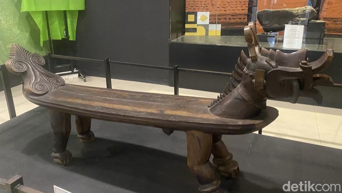 1769058407948-osa-osa-arca-kursi-adat-nias-a-fahri-perdana-lubisdetiksumut-1768989523674_169