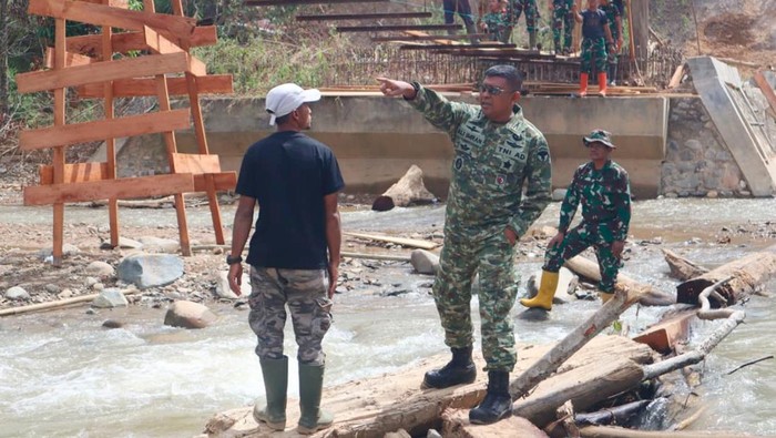 1769101574365-prajurit-tni-dikerahkan-membangun-jembatan-darurat-dok-korem-lilawangsa-1769072902858_169