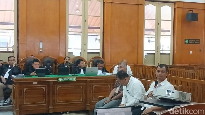 1769166416949-eks-kapolres-tapsel-yasir-ahmadi-pegang-mic-dihadirkan-sebbagai-saksi-dalam-sidang-lanjutan-korupsi-jalan-di-sumut-di-pn-medan-1769162327654_169