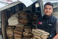 1769231193508-relawan-aql-laznaz-peduli-mengumpulkan-al-quran-rusak-akibat-banjir-di-aceh-tamiang-dok-aql-laznas-peduli-1769222529276_169