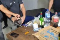 1769404004910-polisi-saat-menggrebek-pesta-narkoba-dok-polresta-pekanbaru-1769004547722_169