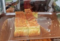 1769533631340-salah-satu-kue-khas-melayu-di-toko-kue-macik-cam-siti-aisyarohdetikcom-1769501170335_169